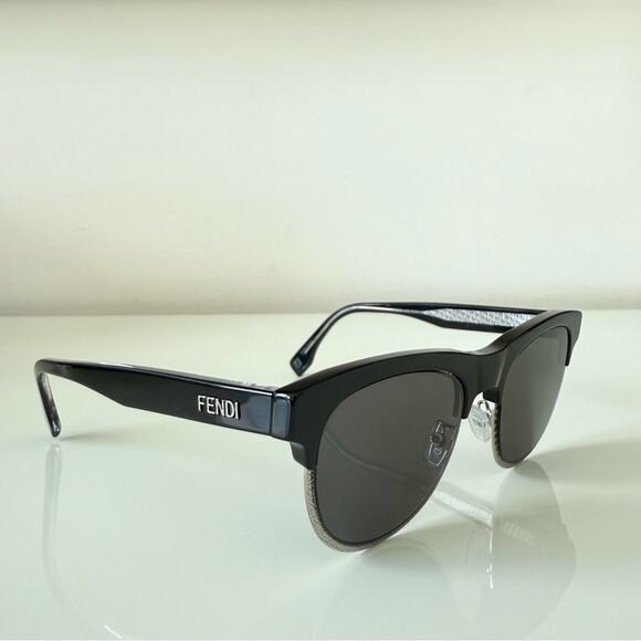 NEW!!! Fendi FE40105U 01A women sunglasses Authentic - Picture 2 of 7